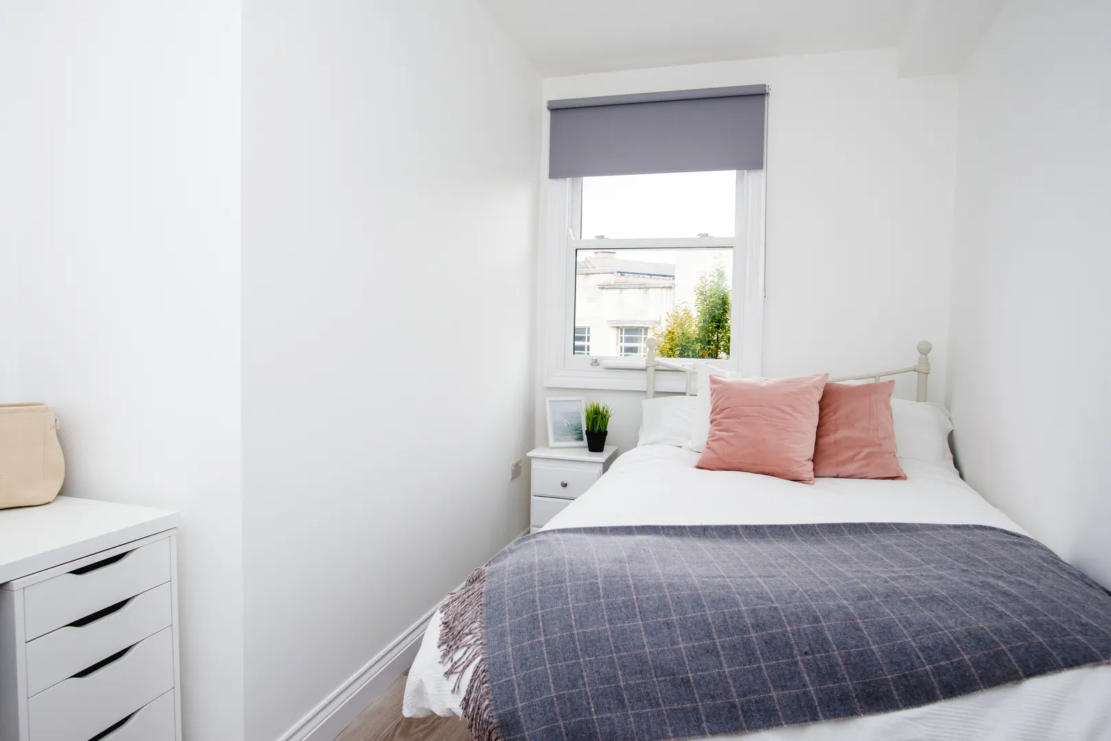 Flat E, 25 Lister Gate - Luxury 5 Bed City Centre Apartment - Image 8